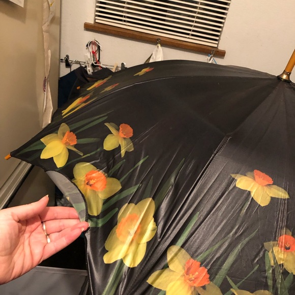 Vintage Daffodil Print Umbrella- 790 $35 or $30 w/offer - Picture 14 of 14